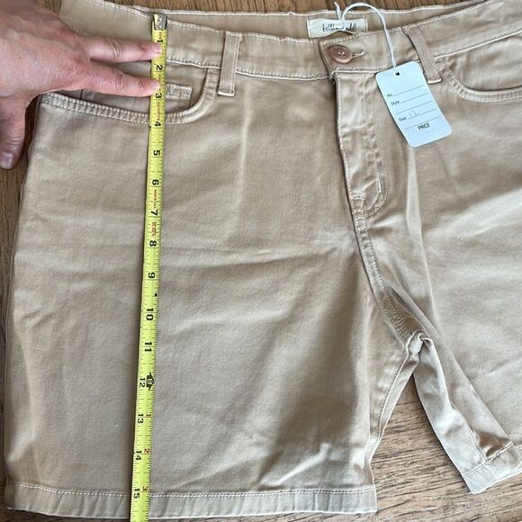 BELLA DAHL KHAKI COLORED SHORTS.  NEW WITH TAGS - Picture 4 of 8